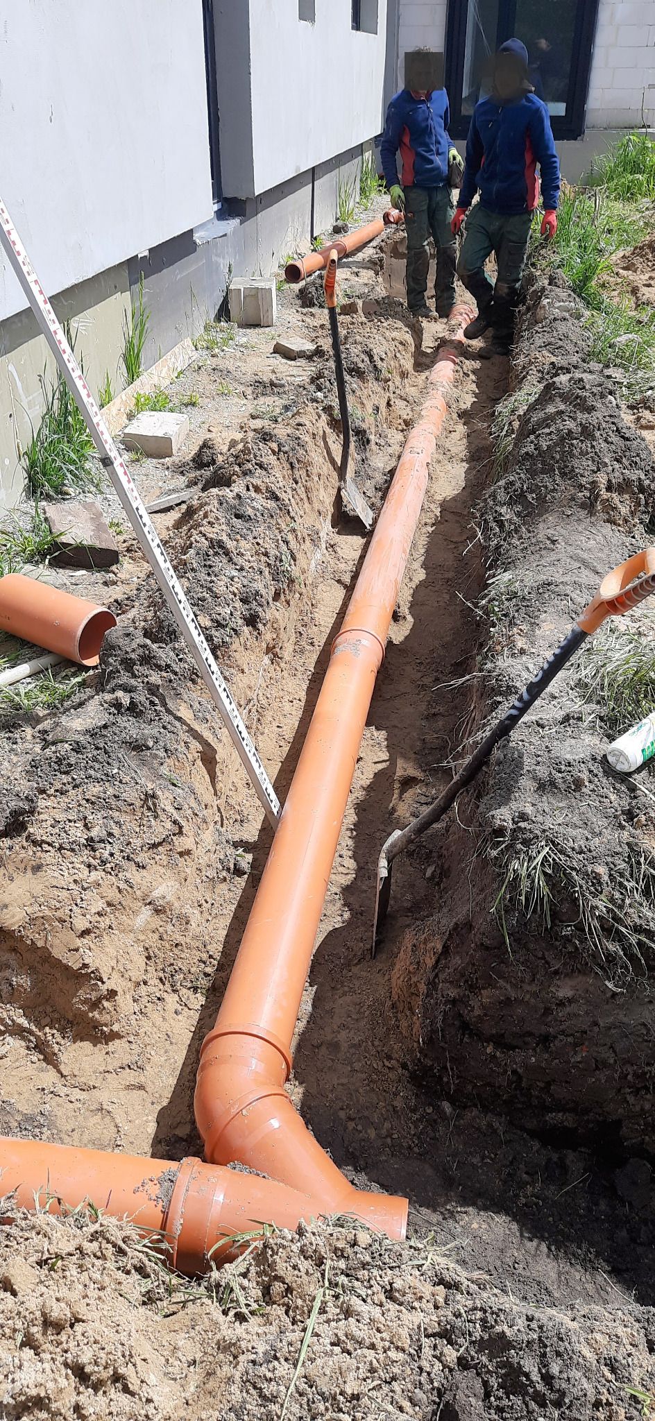 Drenaż/kanalizacja deszczowa przy domu – rury PVC w wykopie
